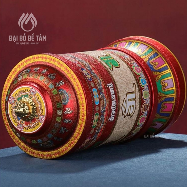 Chi tiết họa tiết Bát Bảo và thần chú Om Mani khắc trên thân kinh luân