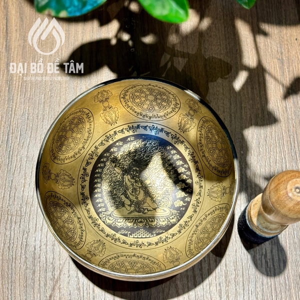 Chi tiết hình khắc Kim Cương Thủ Bồ Tát uy dũng trong lòng chuông