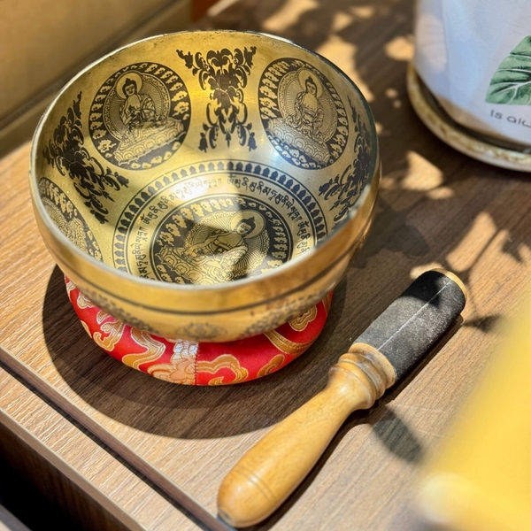 Lòng chuông xoay khắc hình Phật Thích Ca Mâu Ni sắc nét