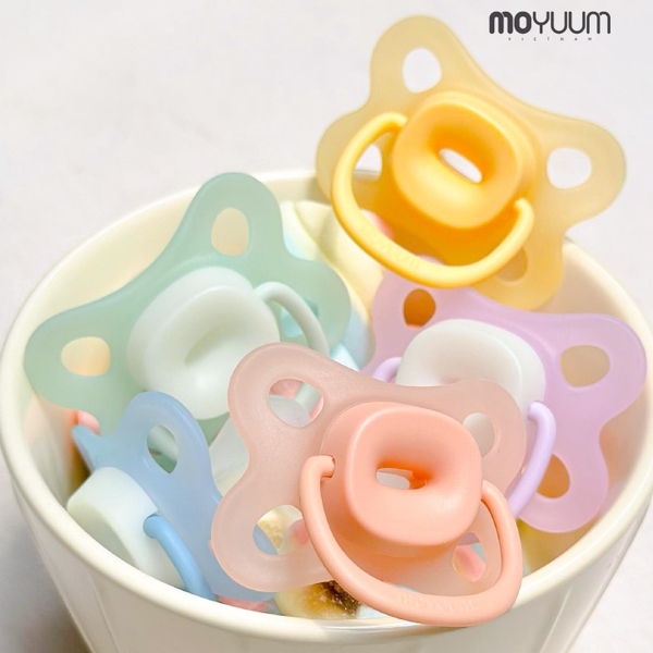 Bé dùng ty ngậm hay bị rơi tuột, nguyên nhân vì sao?