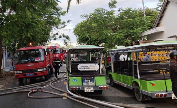 21 xe điện du lịch ở Hội An bị thiêu rụi