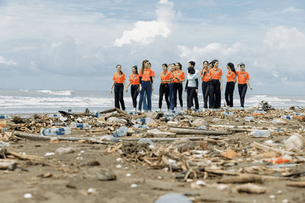 Thí sinh Miss Earth Việt Nam 2023 nhặt rác thải nhựa, lắp điện mặt trời, làm sản phẩm tái chế