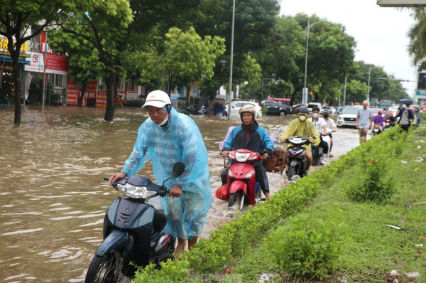'Ốc đảo triệu đô' ngập sâu, người dân vật vã lội nước đi làm