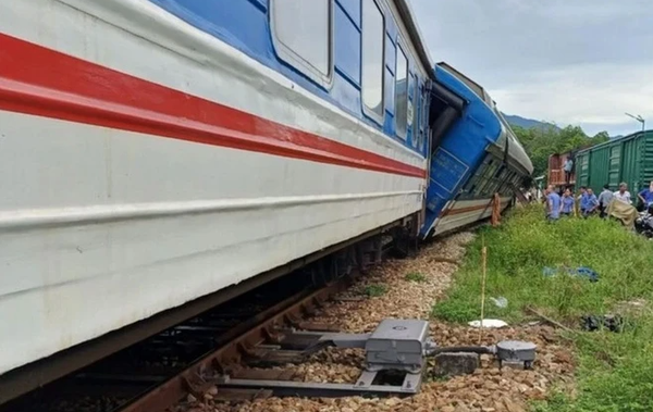 Tàu SE11 trật bánh ở Thừa Thiên - Huế, đường sắt Bắc - Nam bị tê liệt