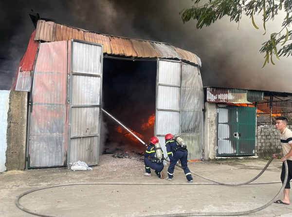 Cháy xưởng thu mua phế liệu ở Thanh Hoá, khói bốc cao hàng chục mét