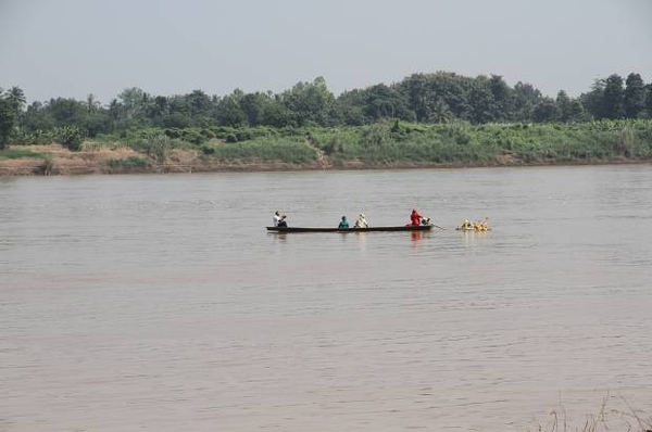 Dùng bè xốp bơi dọc sông Mê Kông 8 ngày để trốn khỏi sào huyệt của bọn buôn người
