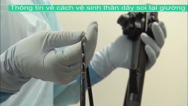 Vệ sinh thân dây soi tại giường