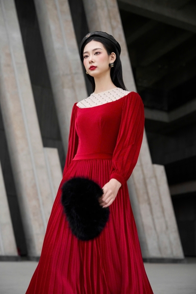 VELVET DRESS  - Đầm nhung dập ly, cổ đính đá thủ công