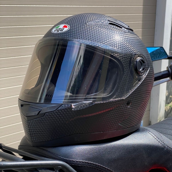Mũ Bảo Hiểm Fullface AGU A138 – Màu Vân Carbon Nhám, Chính Hãng AGU Helmet
