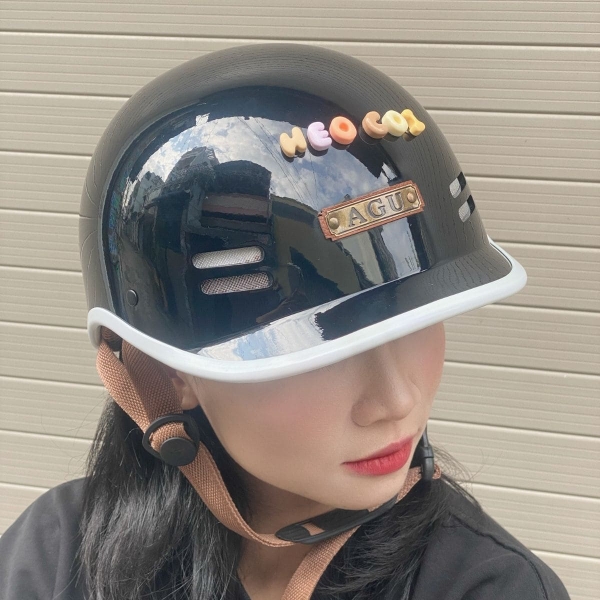 Mũ Bảo Hiểm Nửa Đầu AGU A39 Cá Heo – Màu Đen Bóng, Tặng Tai Gấu & Charm Tên