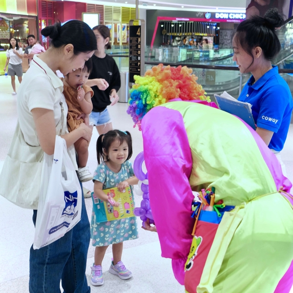 Những khoảnh khắc rạng rỡ của mẹ và bé khi cùng trải nghiệm hoạt động tại gian hàng Coway Vina – Crescent Mall.