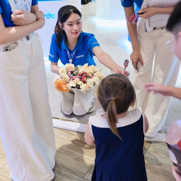Sự kiện còn dành tặng những viên kẹo ngọt ngào cho các bé, khiến tiếng cười rộn rã vang lên khắp gian hàng Coway Vina.