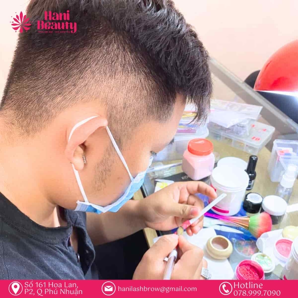 Bàn tay được chăm sóc móng kỹ lưỡng, dưỡng ẩm và khỏe mạnh.