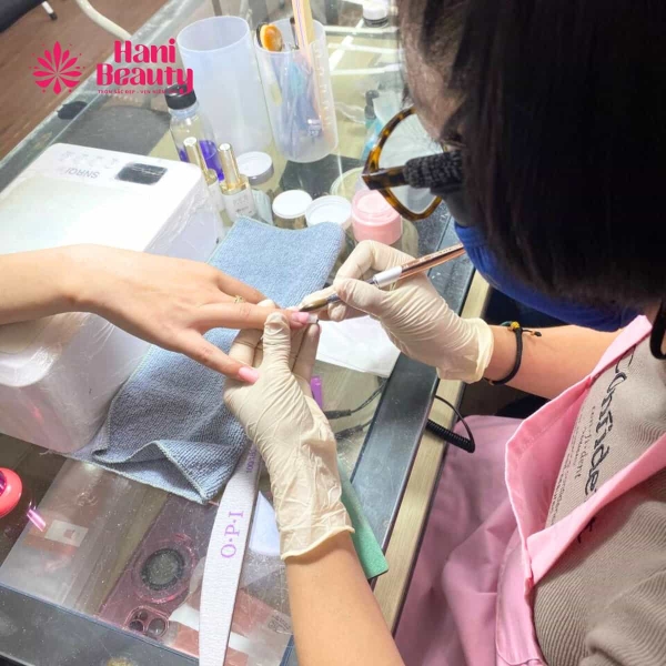 Kỹ thuật dặm bột giúp móng giữ form chuẩn và có bề mặt mịn như salon.