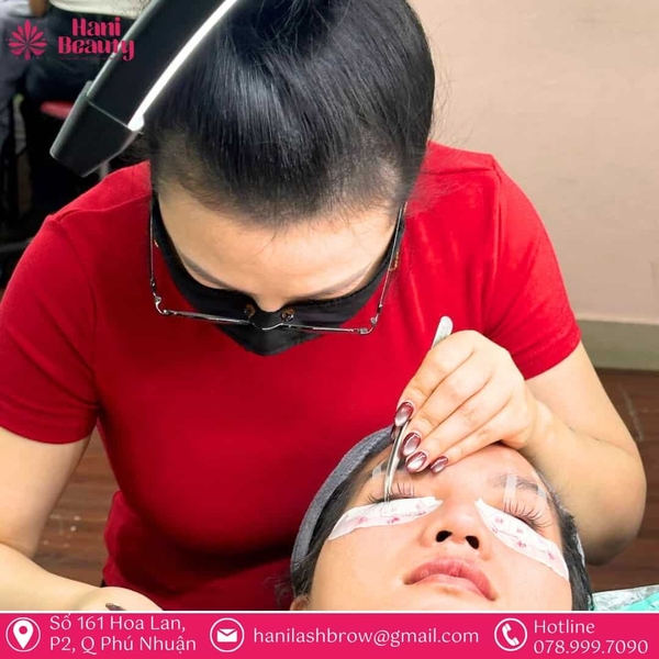 Thợ nối mi đang thao tác nối bộ mi Volume bằng keo lâu trôi.