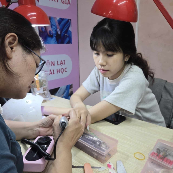 Vệ sinh đầu mài nail bằng dung dịch chuyên dụng