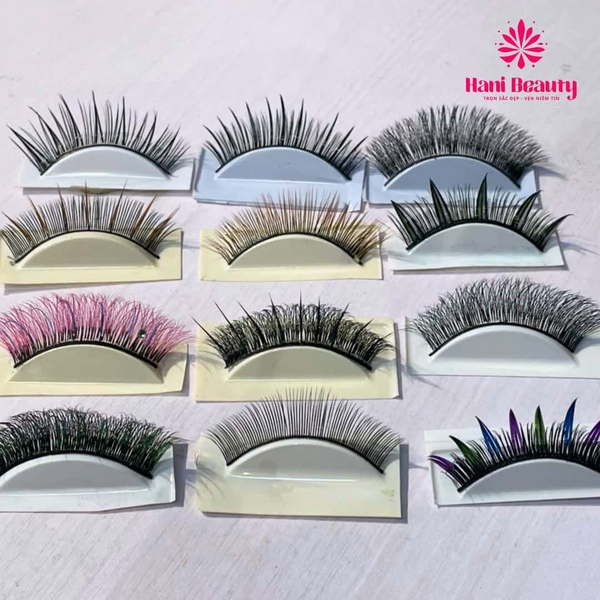 Thợ mi sử dụng mi khay chuyên nghiệp trong quá trình nối cho khách hàng.