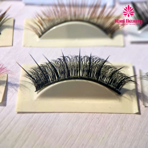 So sánh chất lượng giữa mi khay chuyên nghiệp và mi thường.