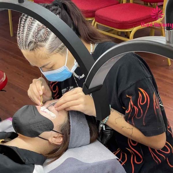 Học viên nối mi thực hành với mi khay chuyên nghiệp trong lớp học.