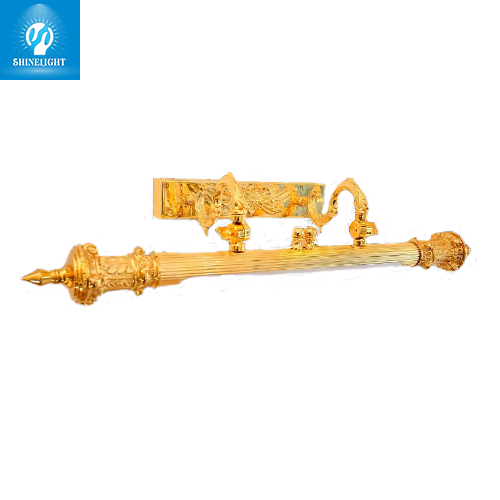 Đèn hắt tranh bằng đồng VT2217/L720 màu vàng bóng, thân sọc chạm hoa văn, chụp nghiêng trên nền trắng