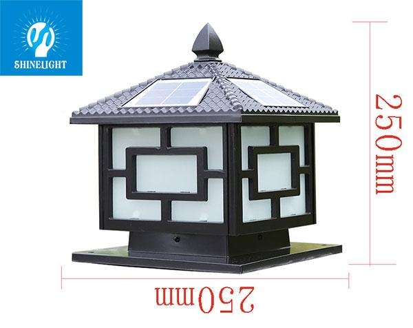 Đèn năng lượng mặt trời vuông 250x250 dạng trụ cổng, mái ngói gắn tấm pin, kính mờ hoa văn, ghi kích thước 250mm