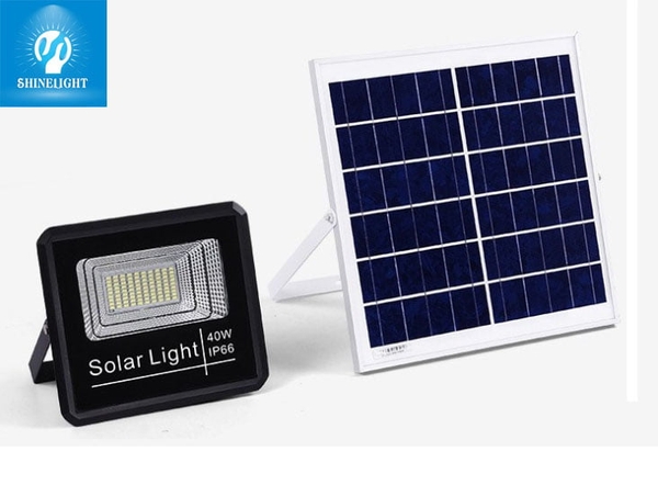 Đèn pha năng lượng mặt trời SLDPNL 40W vỏ đen, chip LED trắng, bên cạnh tấm pin mặt trời khung trắng