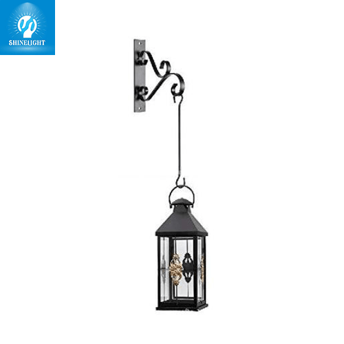 Đèn xách tay sân vườn cao cấp dạng đèn lồng đen treo trên móc sắt uốn gắn tường, nền trắng