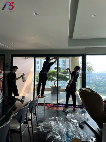 Thi công dán phim cách nhiệt và phim bảo vệ nội thất tại Sky 2 Ecopark