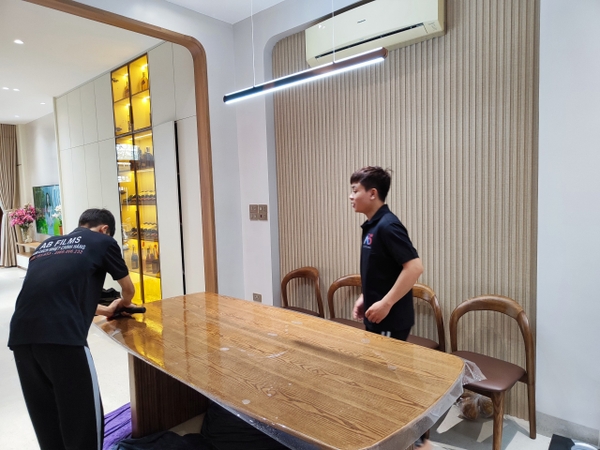 thi công dán phim bảo vệ mặt bàn tại sơn tây