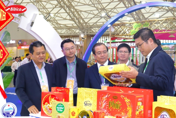 Ủy viên Ban Thường vụ Tỉnh ủy, Phó Chủ tịch UBND tỉnh Nguyễn Hồng Thanh tham quan gian hàng Bibica