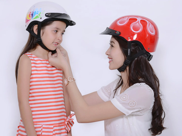 người ngồi sau BẮT BUỘC phải đội mũ bảo hiểm
