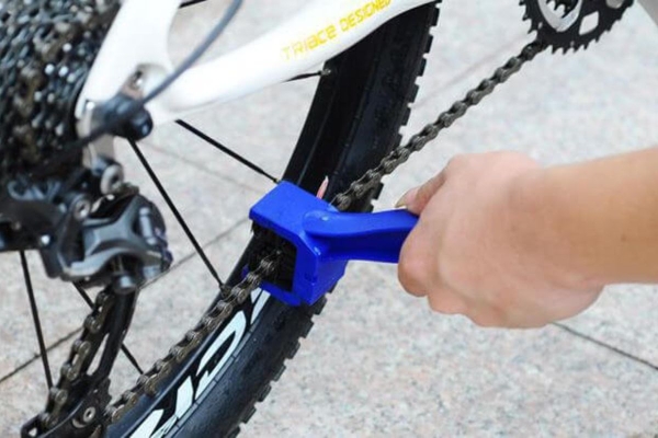 Dùng bàn chải chà kem đánh răng nhẹ nhàng lên vùng xe đạp trợ lực điện bị rỉ sét