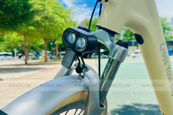 Bật đèn xe đạp trợ lực điện khi đi trời mưa để dễ quan sát