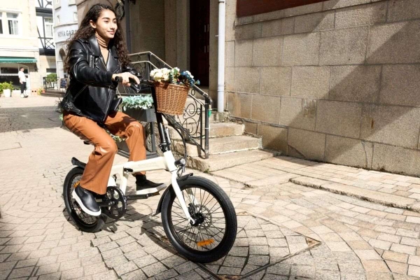 Mặc quần áo nhẹ nhàng khi đạp xe đi làm