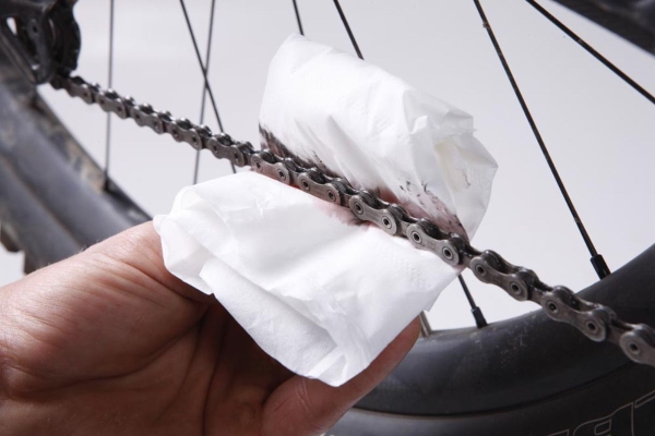 Dùng khăn khô loại bỏ rỉ sét và nước còn đọng lại trên xe đạp trợ lực điện