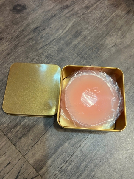 [HỘP 5 CẶP] Dán Silicon Hộp Thiếc PK2243 hình tròn màu hồng 5cm có miếng bảo vệ đầu ti Bralettehousevn