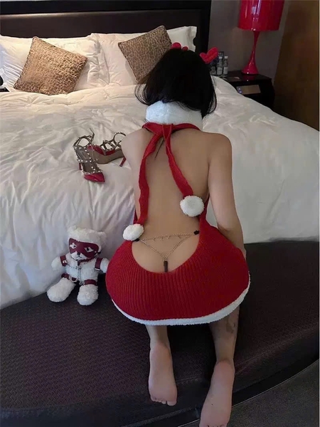 [COZY VIBE] Mistletoe Dress S2292 đầm len khoét lưng yếm cột dây đính cục bông gợi cảm cao cấp Bralettehousevn