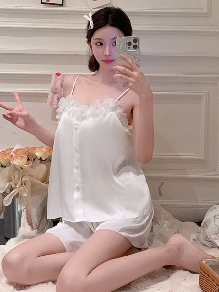 Set đồ ngủ 2 dây satin Anisa Set S2410 phối hoa nổi kèm quần short tiểu thư sang chảnh Bralettehousevn