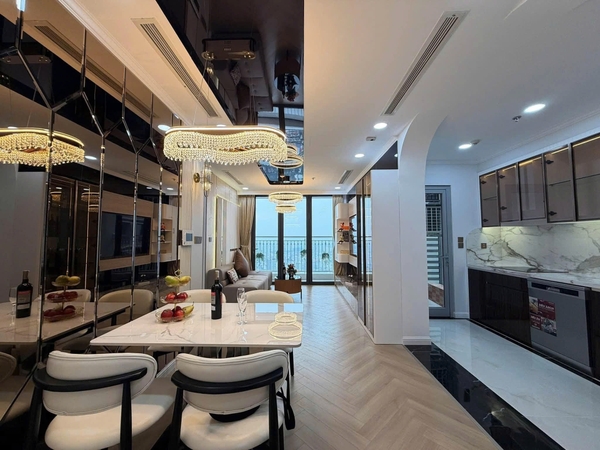 CẦN CHO THUÊ CĂN HỘ 2PN VINHOMES CENTRAL PARK – VIEW THÀNH PHỐ SIÊU THOÁNG, NỘI THẤT LUXURY MỚI 100%