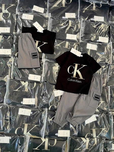 SET CK ĐEN QUẦN KAKI XÁM BÉ TRAI SẴN (XẢ 40k)