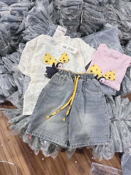 SET BỘ ÁO HOẠ TIẾT CÔ GÁI KÈM QUẦN JEAN PHỐI KẺ CARO NỮ