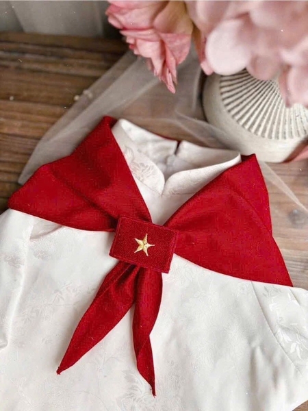 SET ÁO DÀI GẤM TẶNG KHĂN QUÀNG ĐỎ + KẸP CỜ SAO BÉ GÁI SẴN