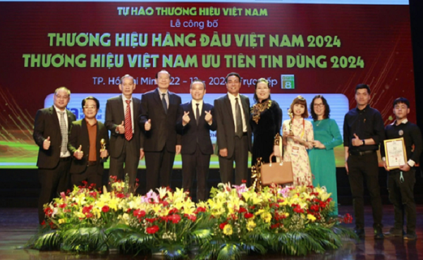 CÔNG TY TNHH TM VÂN HÀ VINH DỰ ĐƯỢC VINH DANH TẠI LỄ CÔNG BỐ THƯƠNG HIỆU HÀNG ĐẦU VIỆT NAM 2024 - VIETNAM TOP BRANDS 2024