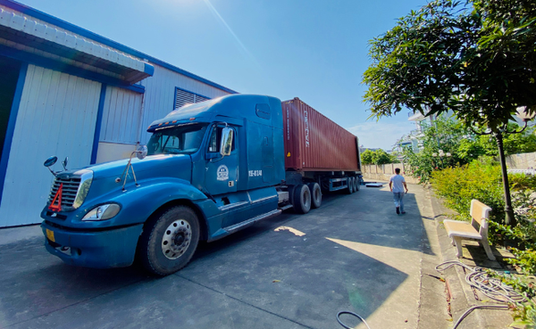 Bận rộn xuất hàng - Phục vụ khách hàng hết công xuất tại Vân Hà Tradico