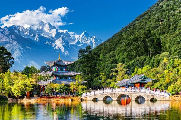 Lệ Giang mùa xuân: Đóa hoa anh đào nở rộ giữa sương khói