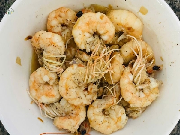 Tôm bóc vỏ, xào sơ