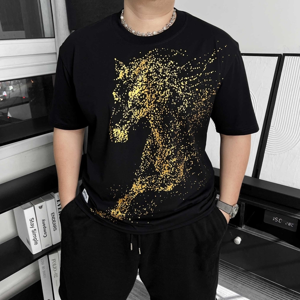 Áo Thun GASI Đen In Ngựa Bay Nhũ Vàng