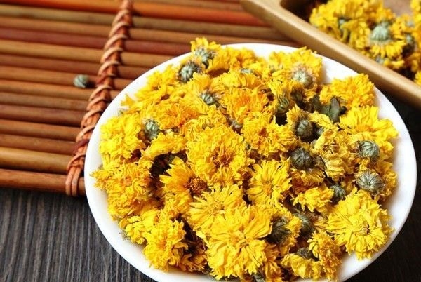 HOA CÚC TƯỢNG TRƯNG CHO ĐIỀU GÌ? Ý NGHĨA TRONG VĂN HÓA & QUAN NIỆM DÂN GIAN