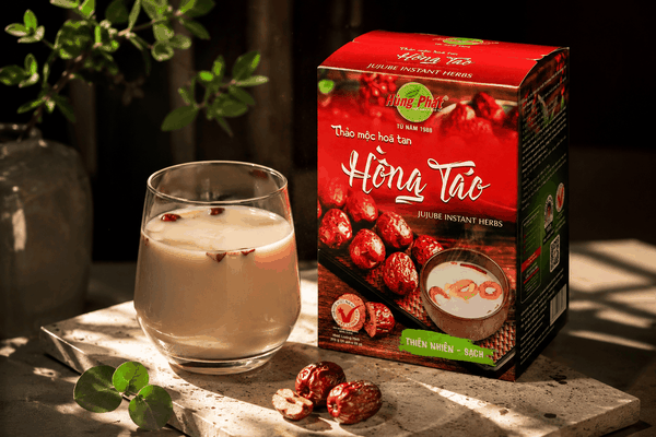 Hộp Hồng Táo Thảo Mộc Trên Kệ Bếp Và Những Ly Nước Được Pha Cho Cả Nhà
