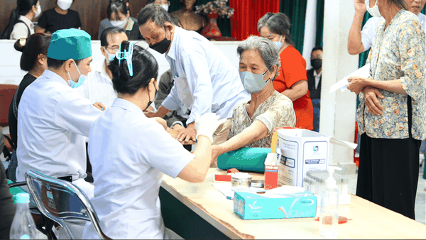 Hành trình mang ánh sáng đến bà con nghèo bị đục thủy tinh thể